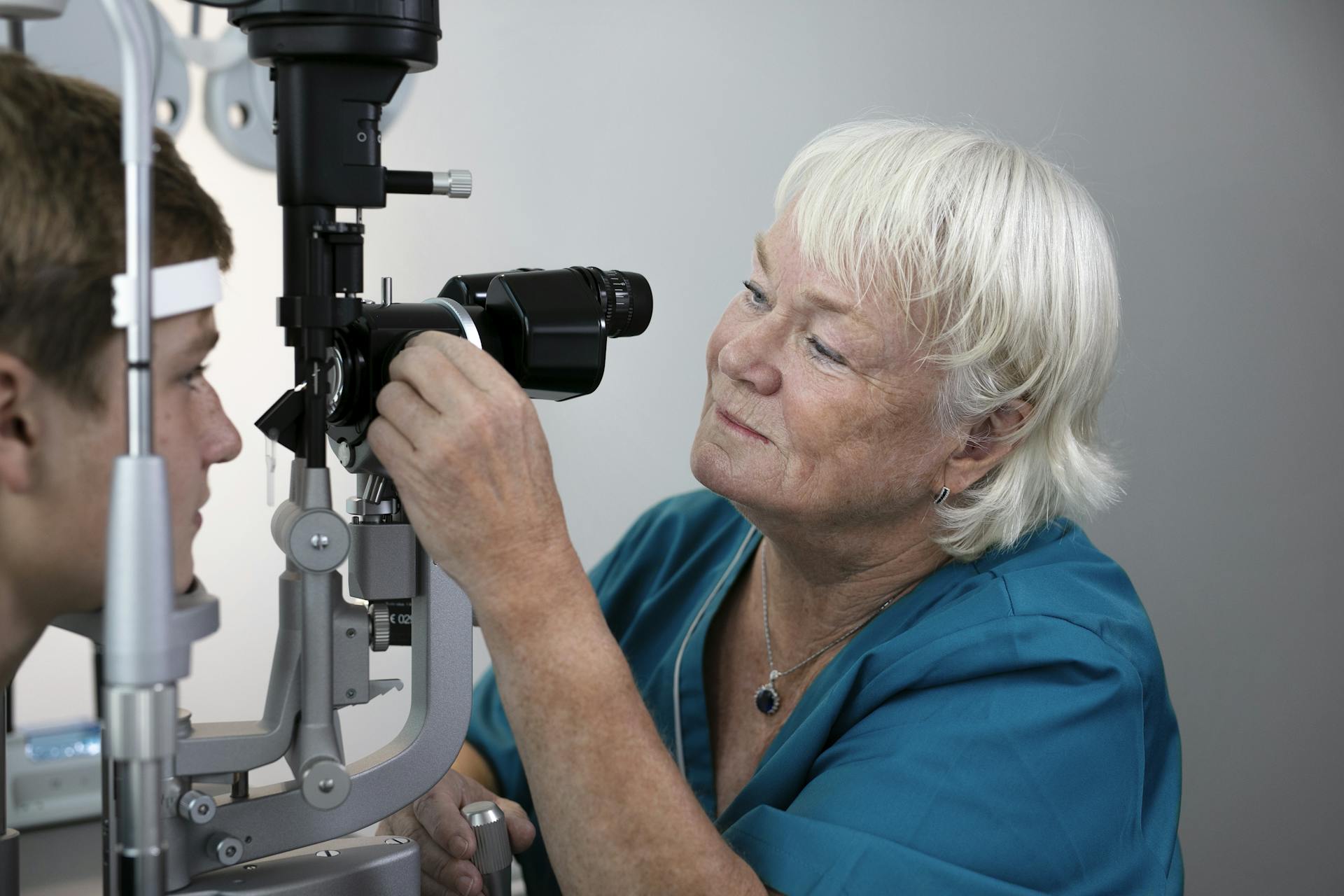en ögonläkare undersöker rött öga på en patient
