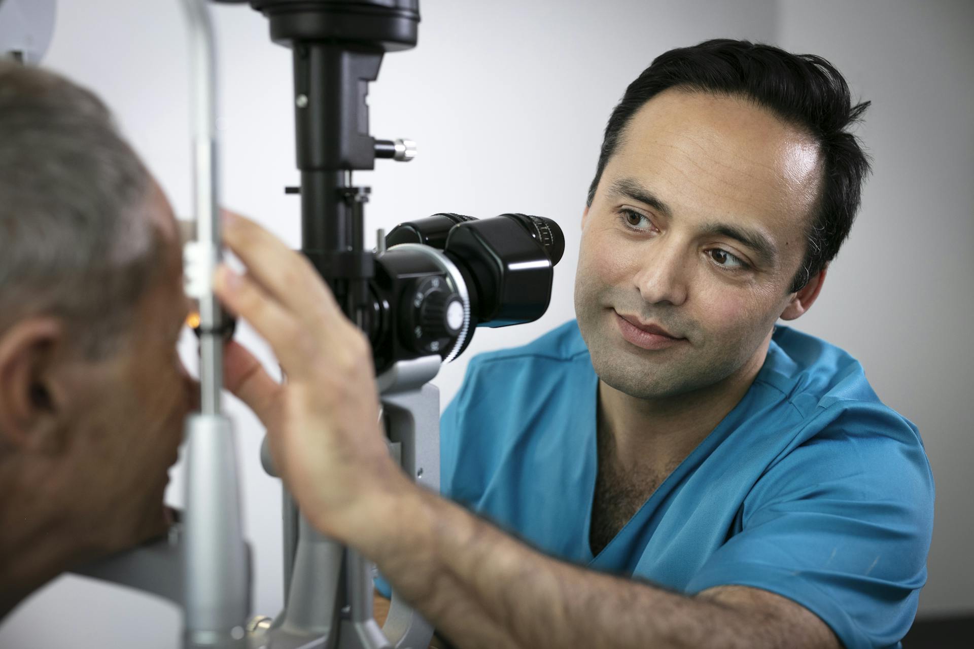En ögonläkare undersöker glaukom på en patient