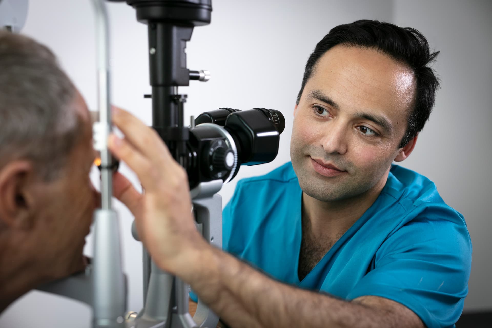 En ögonläkare undersöker glaukom på en patient